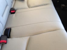 白色本革シート泥汚れクリーニング
