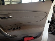BMW1シリーズ ドア内張りのシートベルト挟み込み傷リペア補修修理